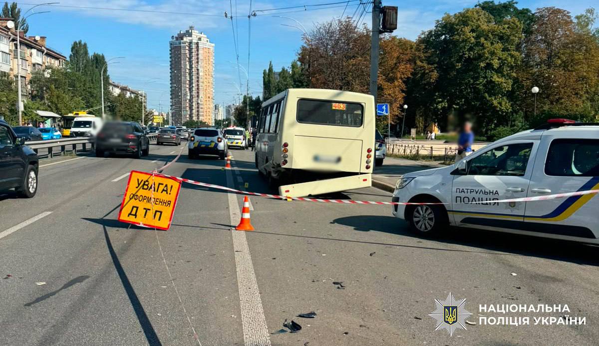 Трагедия в Киеве: водитель Volkswagen протаранил маршрутку и влетел в остановку с людьми, есть жертвы (ОБНОВЛЕНО) - фото 2
