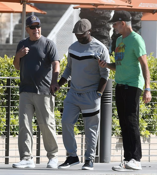 Появились новые фото 70-летнего Брюса Уиллиса: как выглядит культовый актер с тяжелой болезнью - фото 2 Появились новые фото 70-летнего Брюса Уиллиса: как выглядит культовый актер с тяжелой болезнью - фото 2