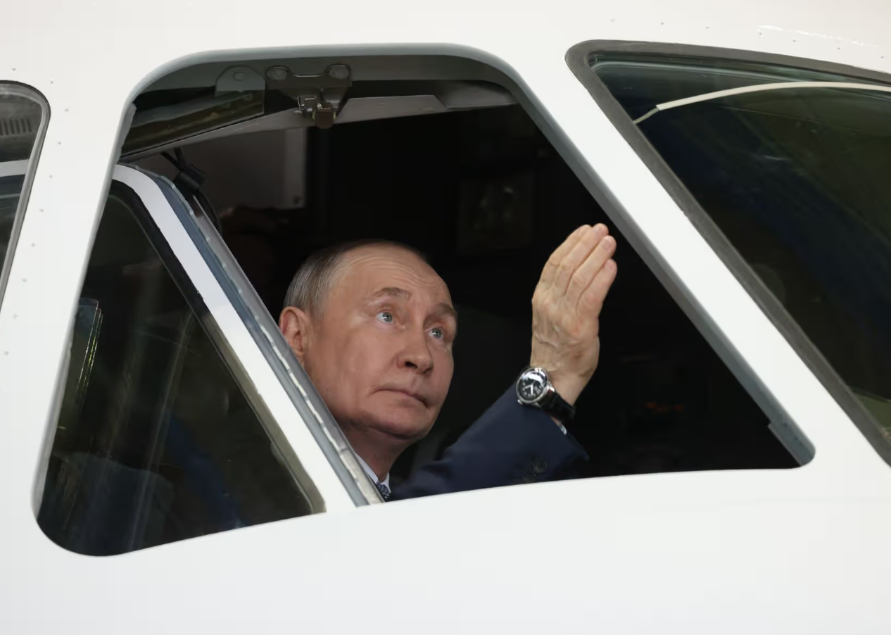 Путина заметили за очень странным поведением в самолете (ФОТО) - фото 2