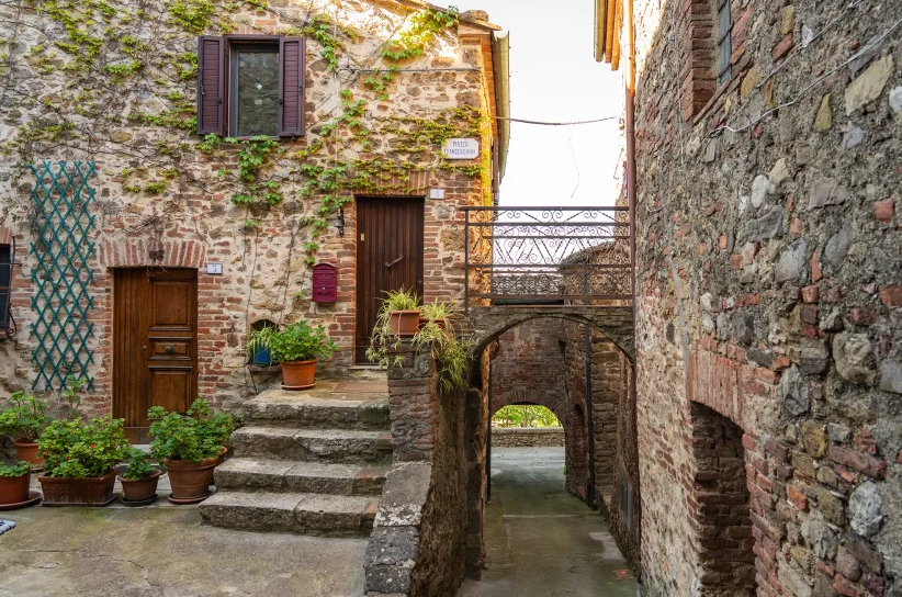 Городок в Италии славен сыром и вином предлагает 20 тыс. евро за переезд: есть только одно условие - фото 2