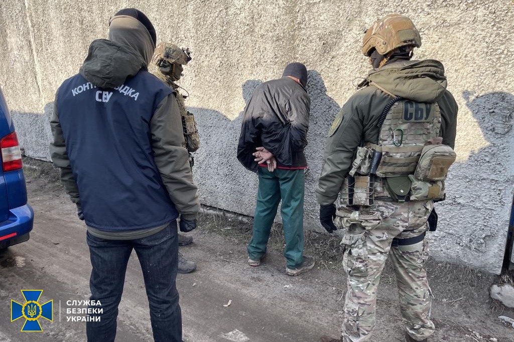 В Украине работал боевик «ЛНР»: где найдено его склад оружия (ФОТО, ВИДЕО) - фото 3
