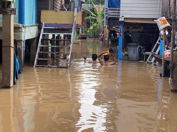 Потужні повені накрили Таїланд: тисячі будинків затоплені (ФОТО) - фото 3