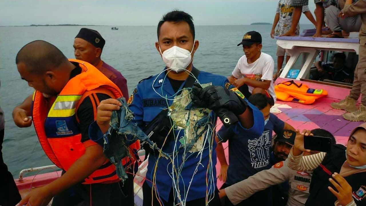 В Індонезії після вильоту з аеропорту з радарів зник літак (ФОТО) - фото 4