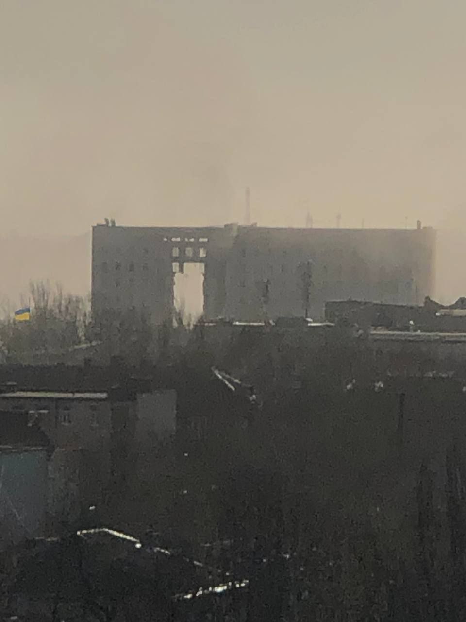 Наслідки удару по Миколаївській ОДА – під завалами досі люди - фото 2