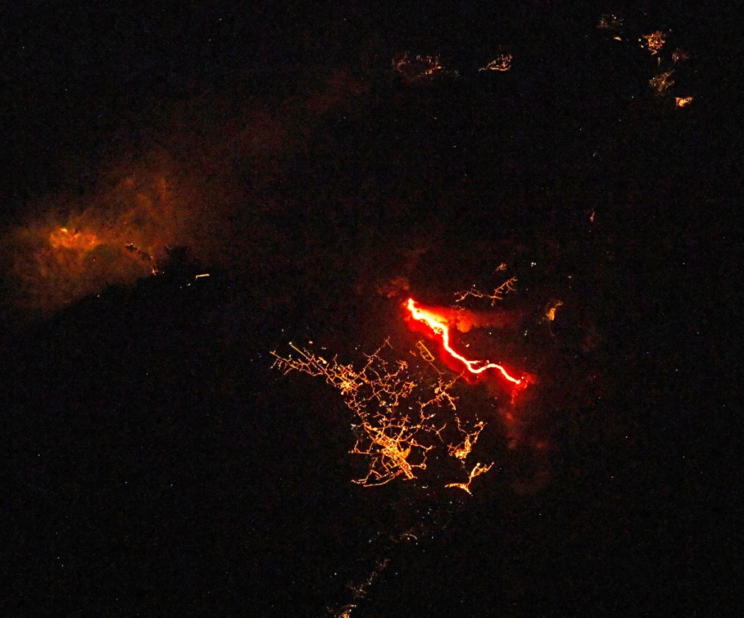 Астронавты показали, как выглядит извержение вулкана на Канарах с космоса (ФОТО)  - фото 2