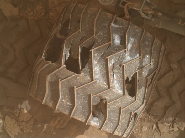 Образовались огромные дыры: Марсоход NASA получил повреждения на Красной планете (ФОТО) - фото 3