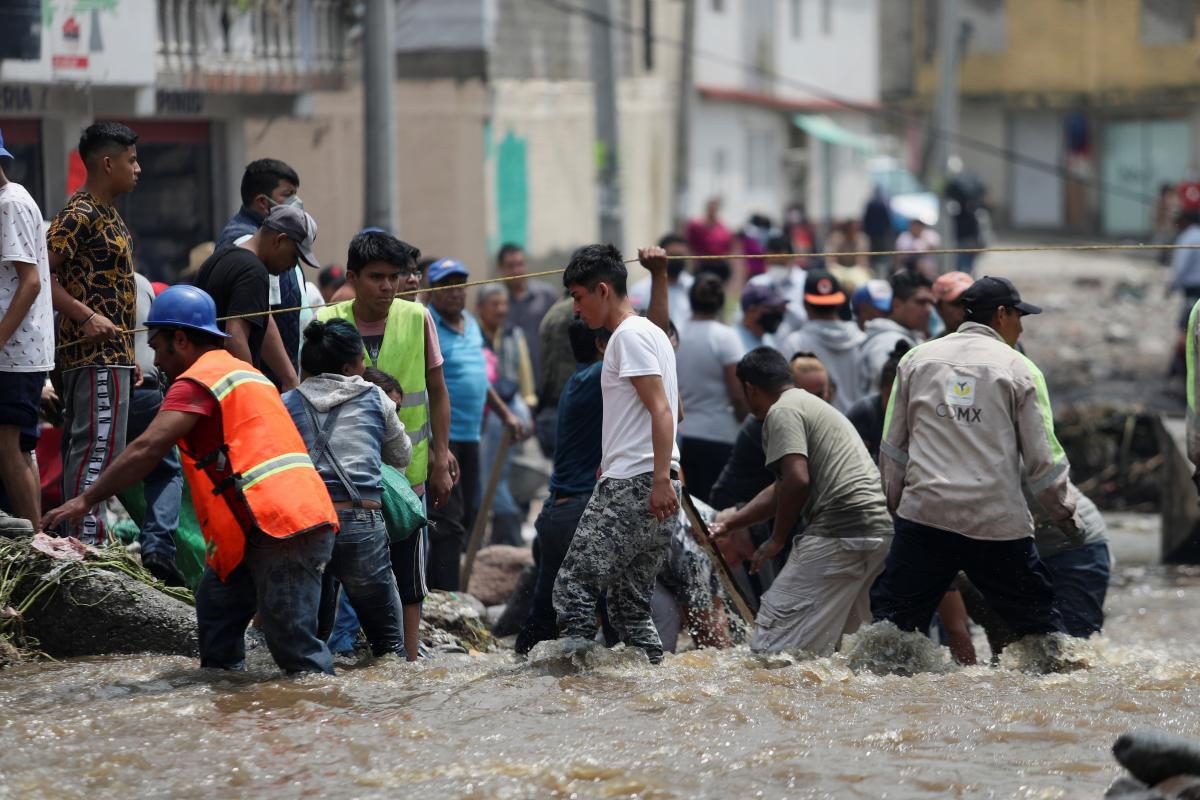 В Мексике наводнение уносит жизни людей: затонула лодка с губернатором штата (ФОТО) - фото 2