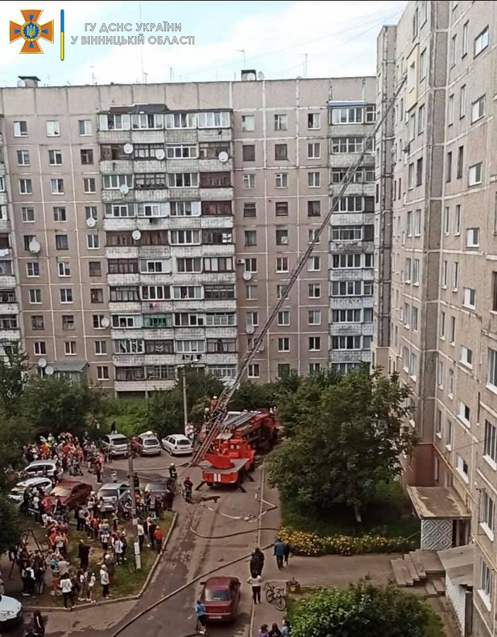 У Вінниці спалахнула багатоповерхівка: пекельне полум’я охопило квартиру на 10 поверсі (ФОТО) - фото 2