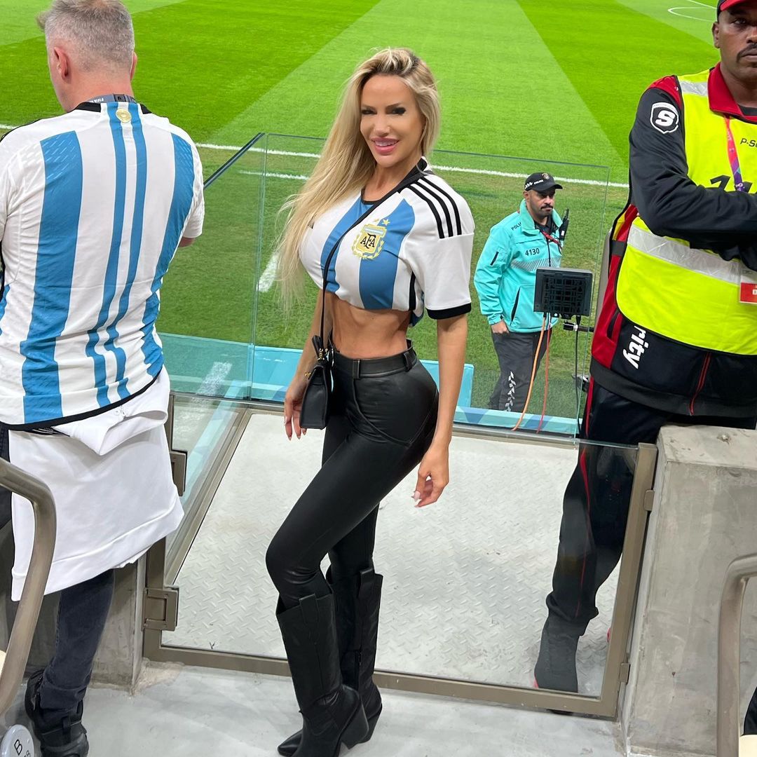 Сексуальная болельщица сборной Германии не давала покоя аргентинцам | Футбол | заточка63.рф