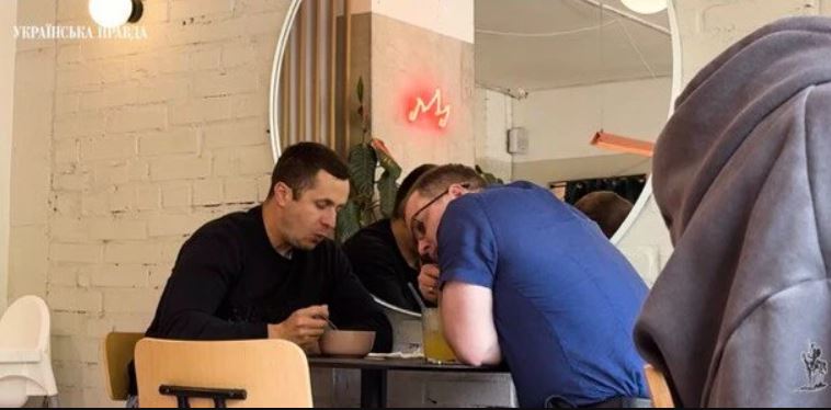 Людиною, яка захищала Міндіча, виявився Олексій Менів, особистий адвокат мера Харкова Ігоря Терехова - фото 2