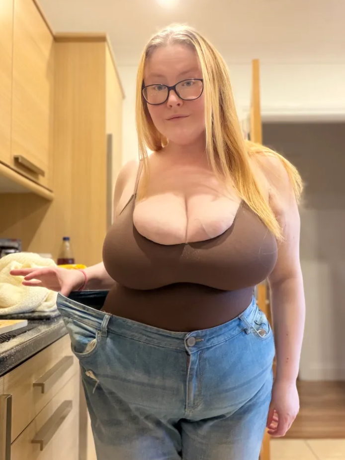 Модель OnlyFans заблокировали в соцсетях из-за слишком большой груди (ФОТО) - фото 2