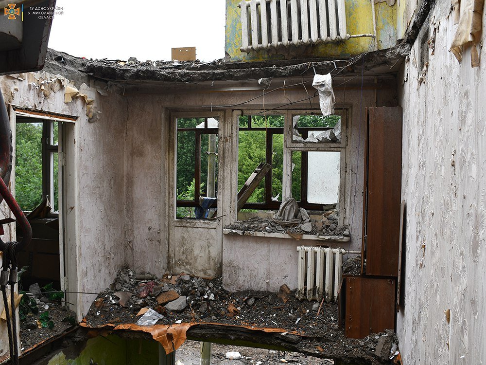 Возросло количество погибших в результате обстрела дома в Николаеве и ТРЦ в Кременчуге (Фото) - фото 8