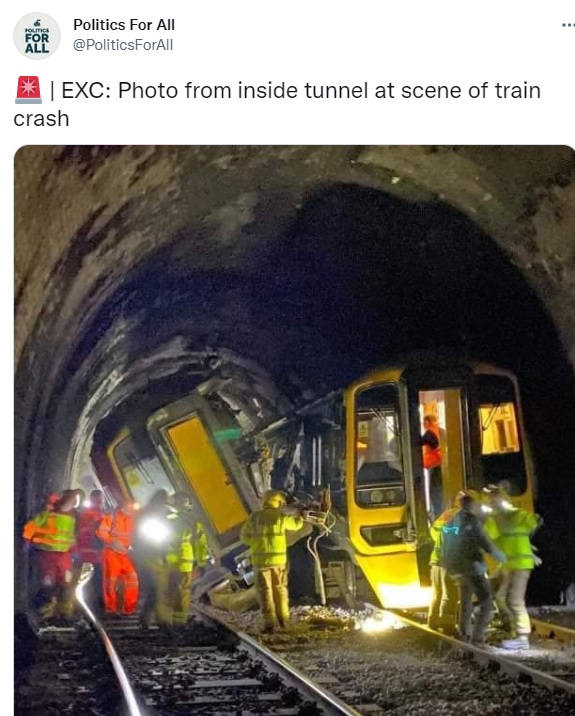 В Великобритании столкнулись два пассажирских поезда: есть пострадавшие (ФОТО)  - фото 2