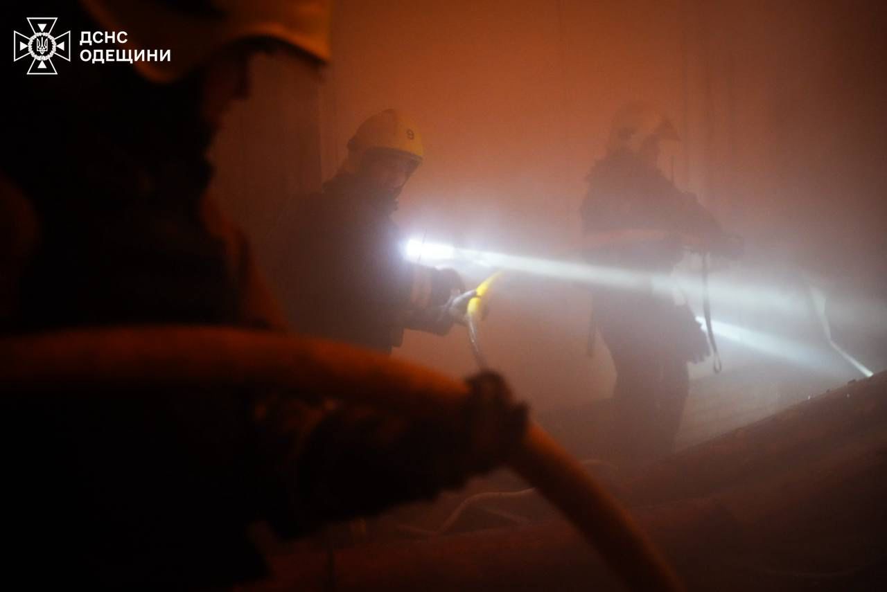 Пожежа в монастирі та потрощені склади: наслідки атаки російських безпілотників на Одесу - фото 2