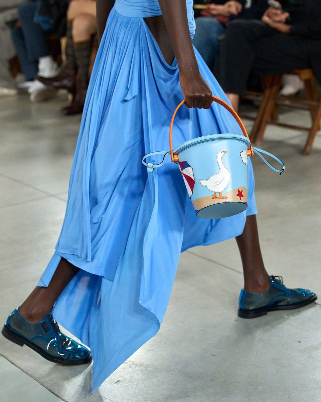 Смелый сюрреализм: Moschino представил аксессуары, имитирующие обычные бытовые вещи - фото 2 Смелый сюрреализм: Moschino представил аксессуары, имитирующие обычные бытовые вещи - фото 2