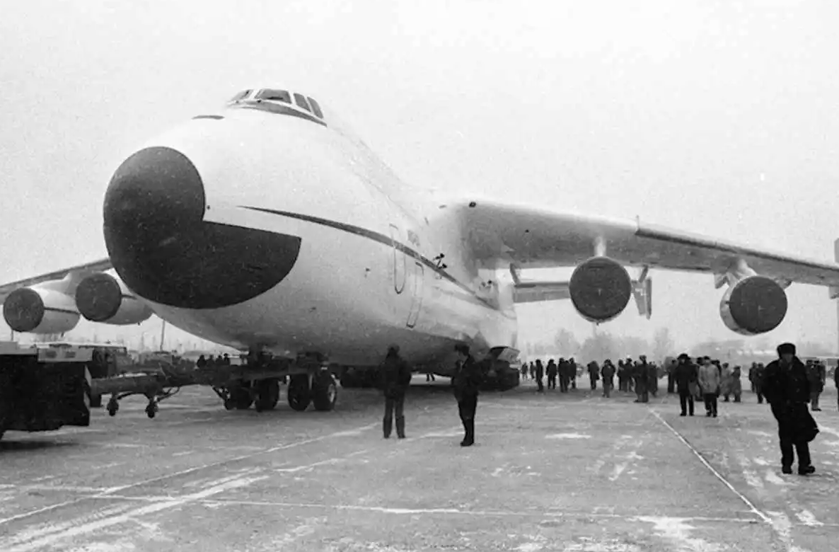 37 лет назад самый большой в мире самолет Ан-225 ”Мрия” впервые поднялся в небо (ВИДЕО) - фото 2