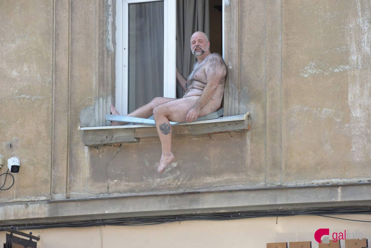 Во Львове голый иностранец кричал из окна и показывал непристойные жесты (ФОТО) - фото 2