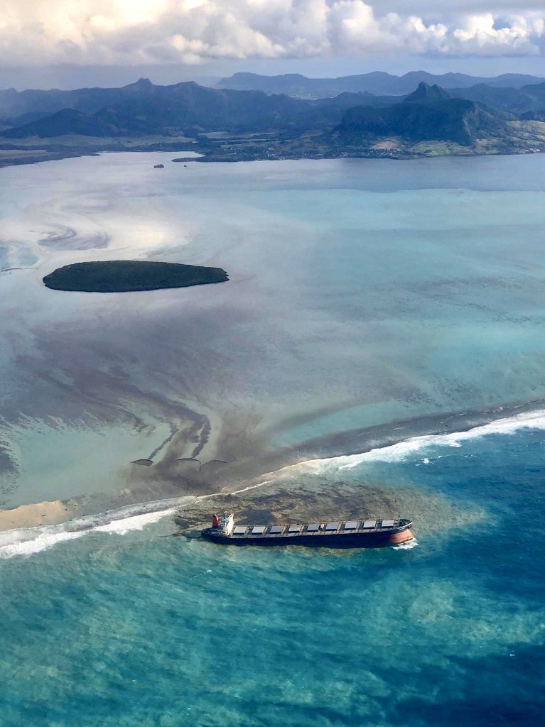 Береги острова Маврикій заливають тонни нафти (ФОТО, ВІДЕО) - фото 6