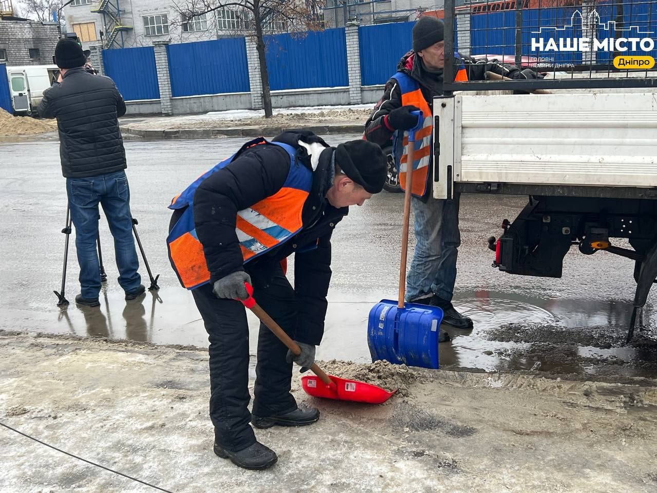 Удар по «Олейні» у Дніпрі: у місті роблять усе, щоб олія не потрапила у річку - фото 2