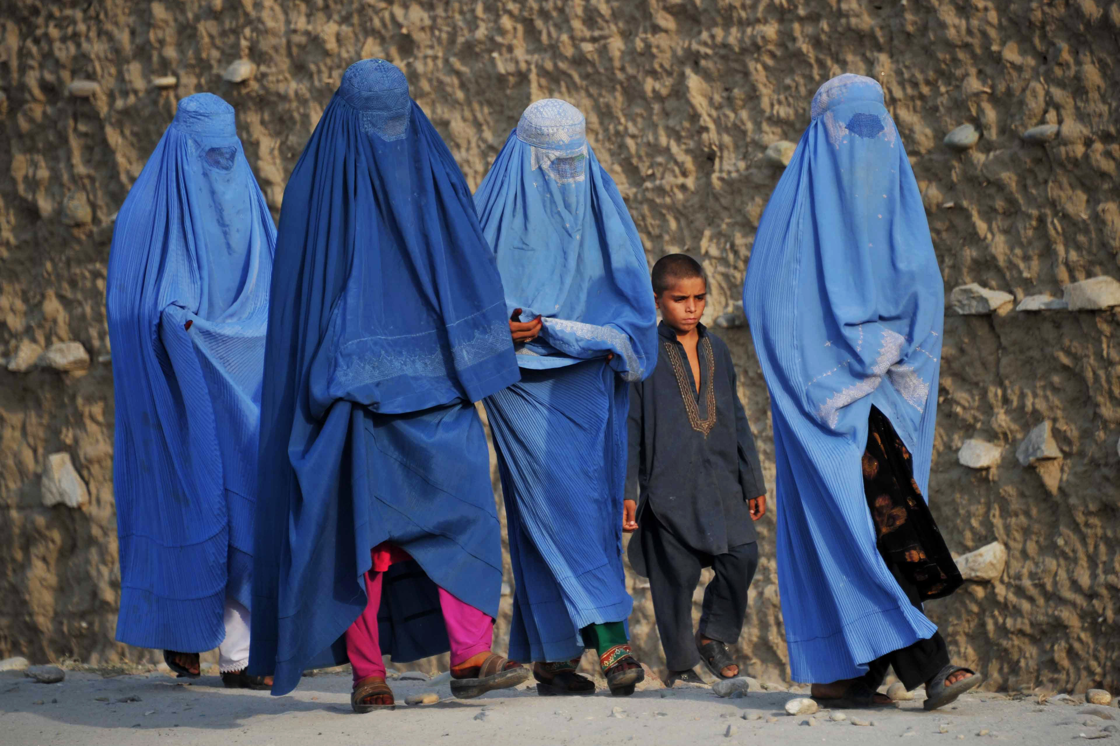 Афганская одежда. Талибы в Афганистане паранджа. Кабул Афганистан женщины одежда. Бурка Талибан. Талибы в Афганистане & чадра для женщин.