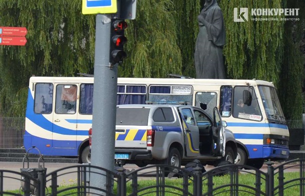 До захопленого автобусу в Луцьку прибули снайпери (фото) - фото 5