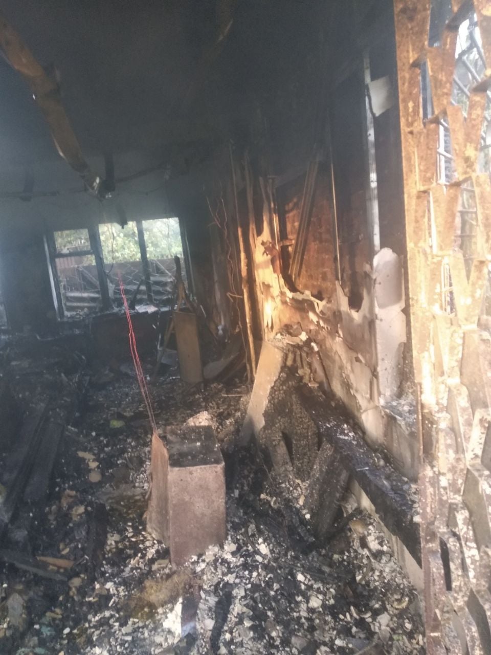 Відомому журналісту і правозахиснику спалили будинок, мама дивом врятувалася - фото 2