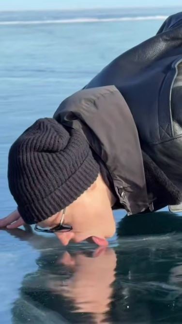 Лед со слюнями артиста за 50 тысяч: в Иркутске выставили на продажу кусок Байкала, который облизал SHAMAN - фото 2