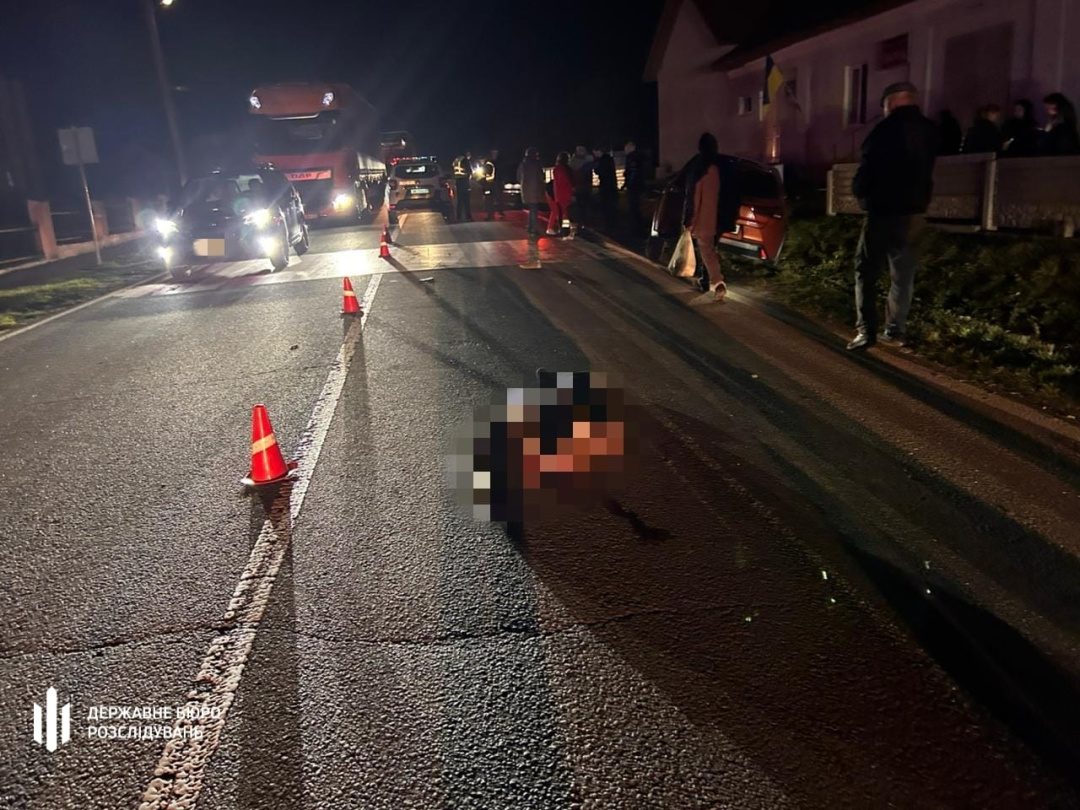 Жахливе ДТП на Івано-Франківщині: суддя на Lexus збила двох людей на переході (ФОТО) - фото 2