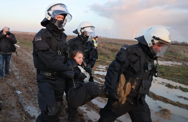 Грету Тунберг задержала полиция в немецком поселке (ФОТО) - фото 6
