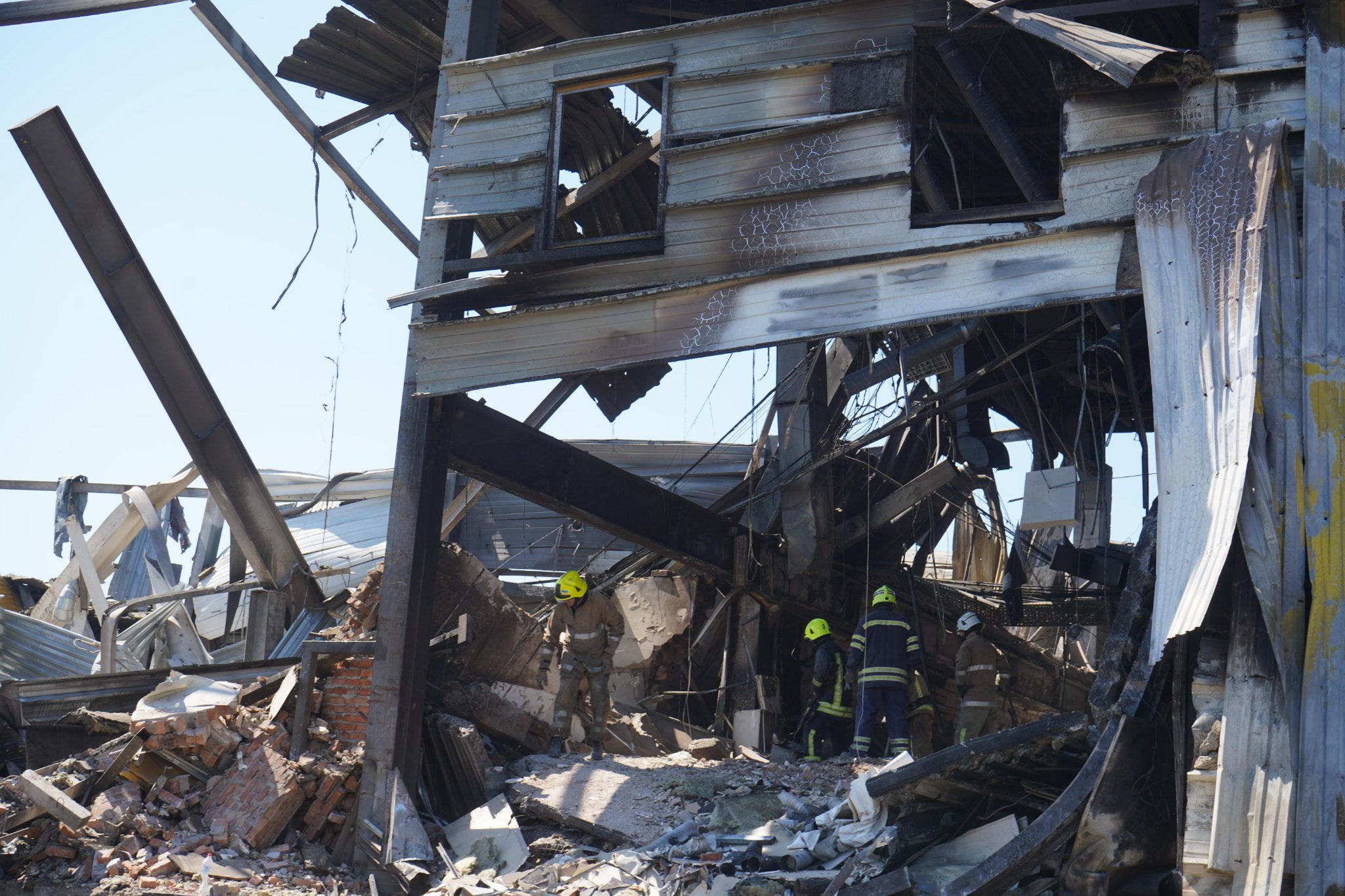 На месте трагедии спасатели находят фрагменты тел: что известно о ситуации в Кременчуге - фото 3