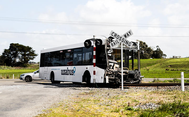 У Новій Зеландії поїзд протаранив автобус зі школярами - фото 2