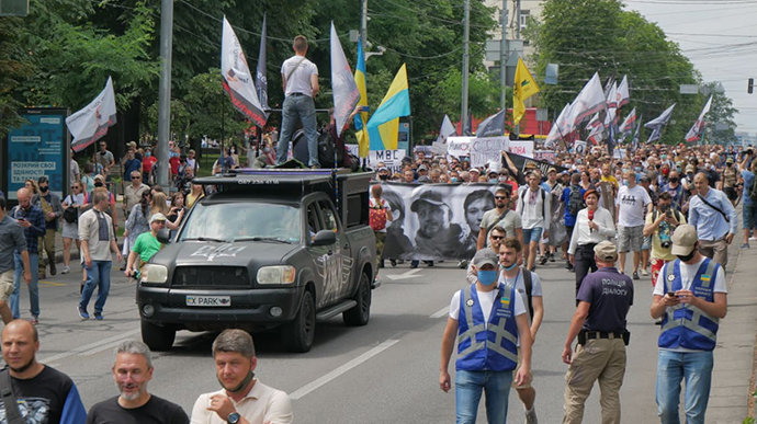 ФОТОФАКТ: Тисячі людей вийшли у центр Києва на підтримку підозрюваних у справі Шеремета - фото 7