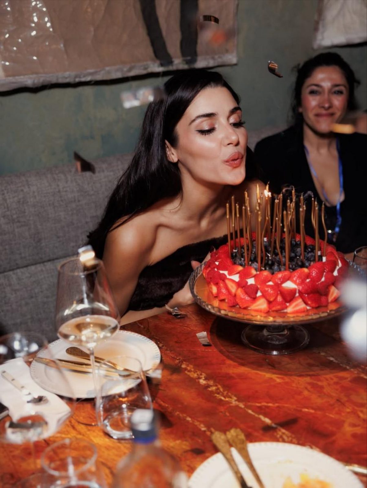 Популярна турецька акторка зганьбилася розкішною вечіркою в Москві (ФОТО) - фото 2