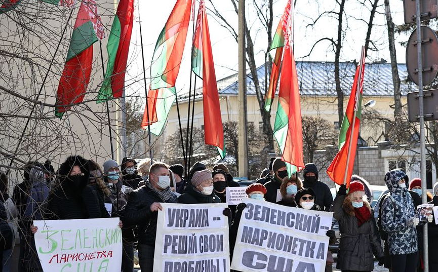 У Білорусі протестували під українським посольством: причини (ФОТО, ВІДЕО) - фото 2