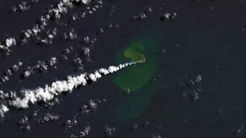 В Тихом океане через несколько дней возник новый остров, его можно увидеть на снимках спутника - фото 2