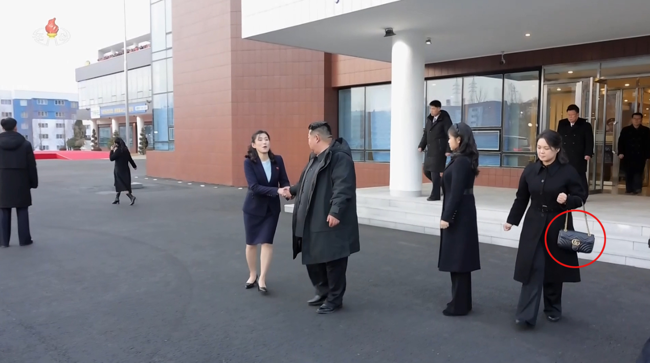 Жену лидера КНДР Ким Чен Ына заметили с элитной сумкой Gucci (ФОТО)  - фото 2