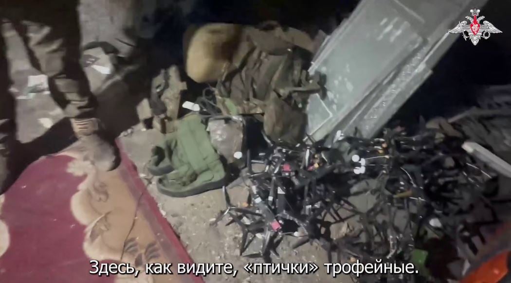 Оккупанты показали якобы брошенный схрон СБС с десятками дронов и катушек оптоволокна - фото 2