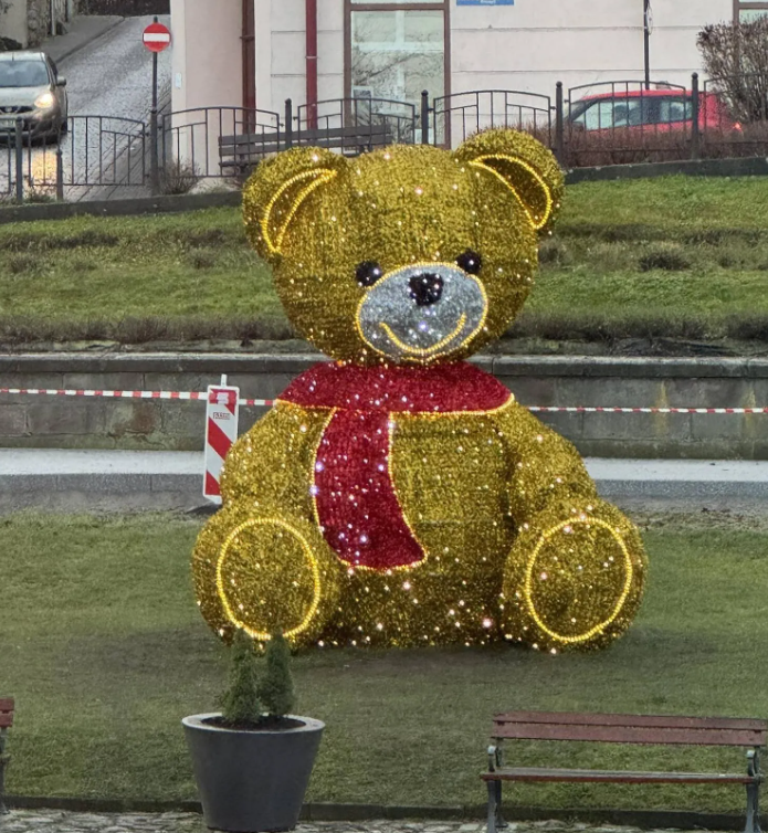 У Польщі скандал через інсталяцію золотого ведмедя з синім шарфом: побачили ”українські” кольори (ФОТО) - фото 2 У Польщі скандал через інсталяцію золотого ведмедя з синім шарфом: побачили ”українські” кольори (ФОТО) - фото 2