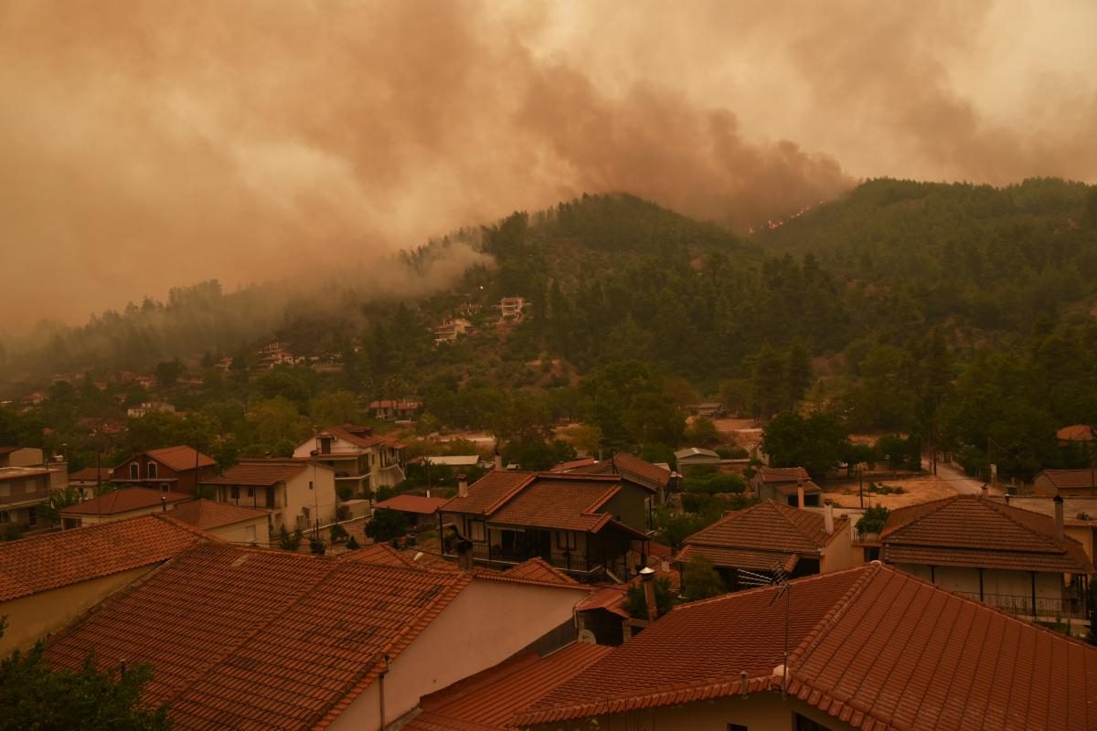 Эвакуируют десятки сёл: в Греции продолжают бушевать лесные пожары (ФОТО) - фото 2