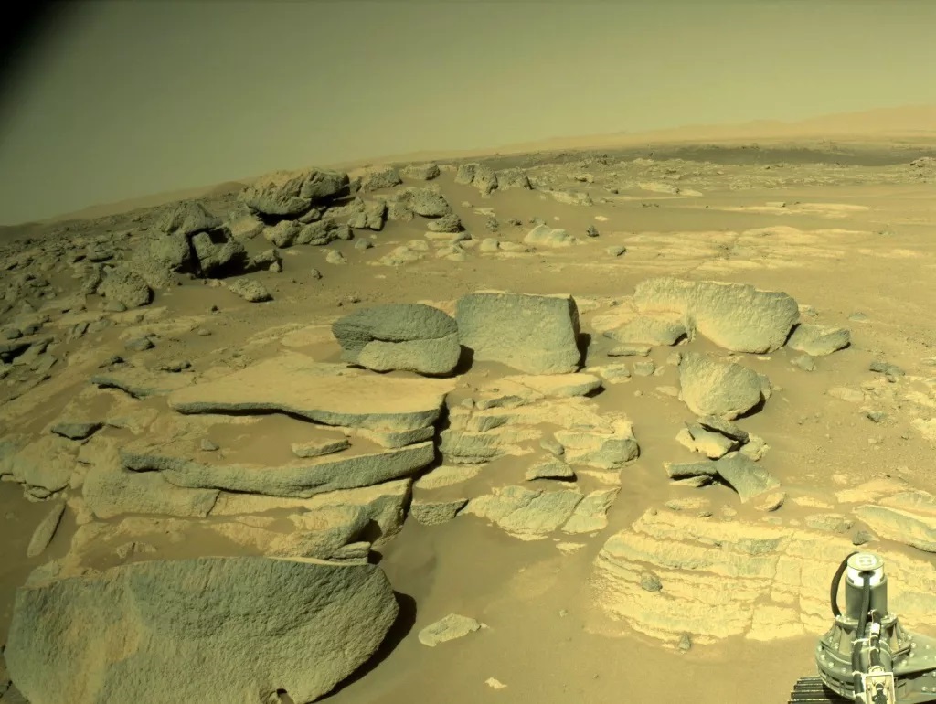 Марсоход NASA Perseverance прислал первые фото с красной планеты после возобновления связи (ФОТО)  - фото 2