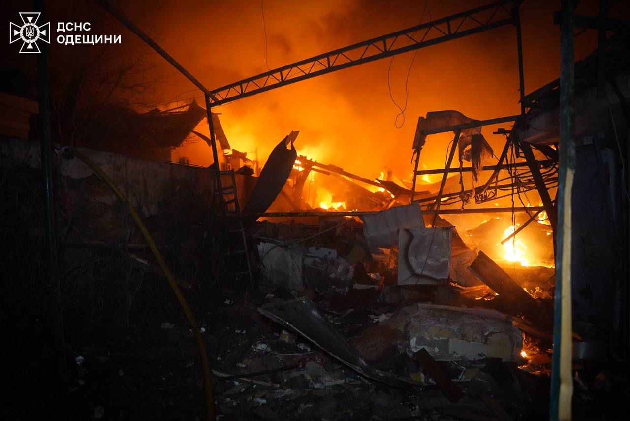 Пожежа в монастирі та потрощені склади: наслідки атаки російських безпілотників на Одесу - фото 2