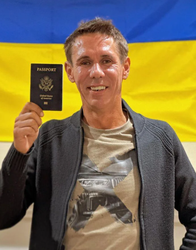 Російський актор похизувався американським паспортом на тлі прапора України (ФОТО) - фото 2