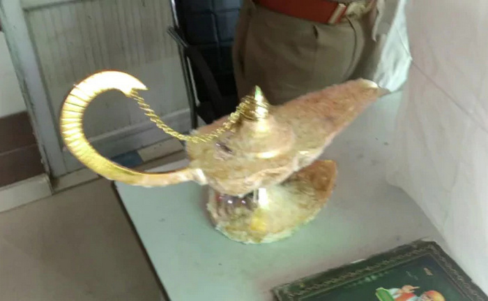 За 41 тыс. долларов: доверчивый врач купил в Индии «лампу Аладдина» - фото 2