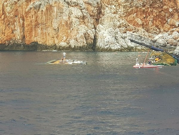 На популярному курорті пішов під воду човен із туристами: є жертви - фото 2