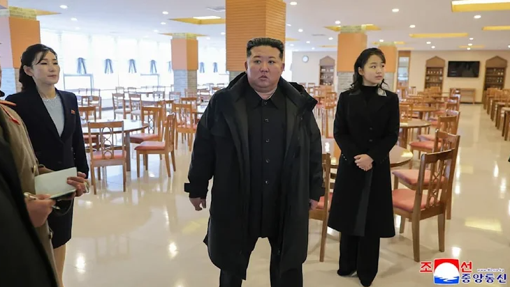 Впервые за полгода на публике: в КНДР показали новые фото Ким Чен Ына с дочерью - фото 2