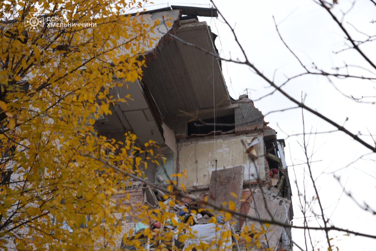 У багатоповерхівці у Хмельницькому пролунав вибух: наслідки жахливі (ФОТО) (ОНОВЛЕНО) - фото 2