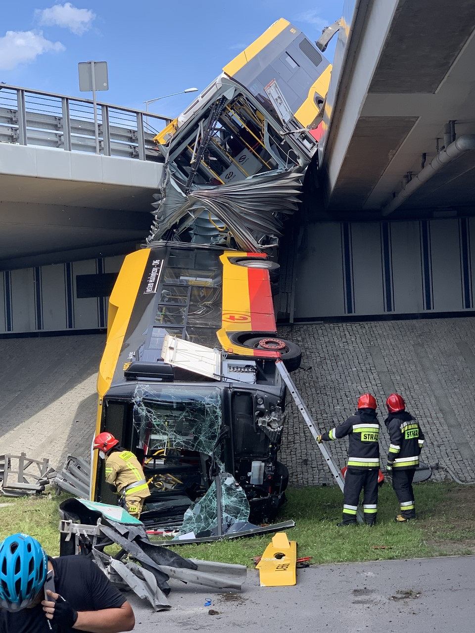 ФОТОФАКТ: в Польше автобус упал с моста, есть жертвы - фото 2