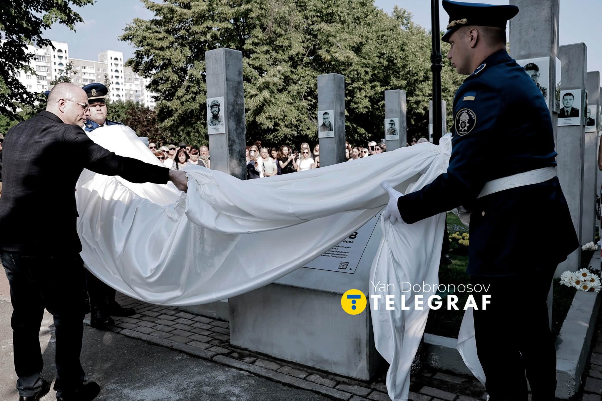 ”Как будто объявление о розыске”: родные погибших воинов раскритиковали новый мемориал в Киеве - фото 2