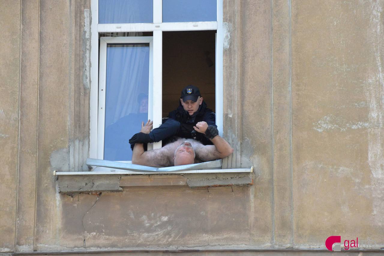 Во Львове голый иностранец кричал из окна и показывал непристойные жесты (ФОТО) - фото 2