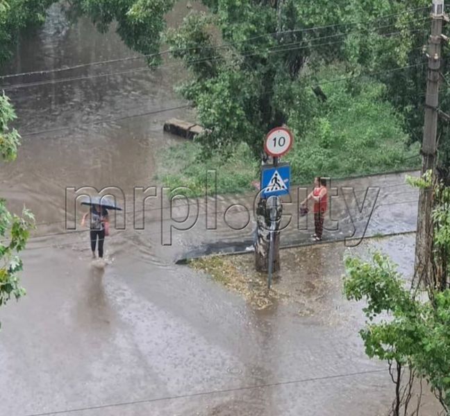 Мариуполь затопило: как в городе преодолевают последствия непогоды (ФОТО) - фото 2